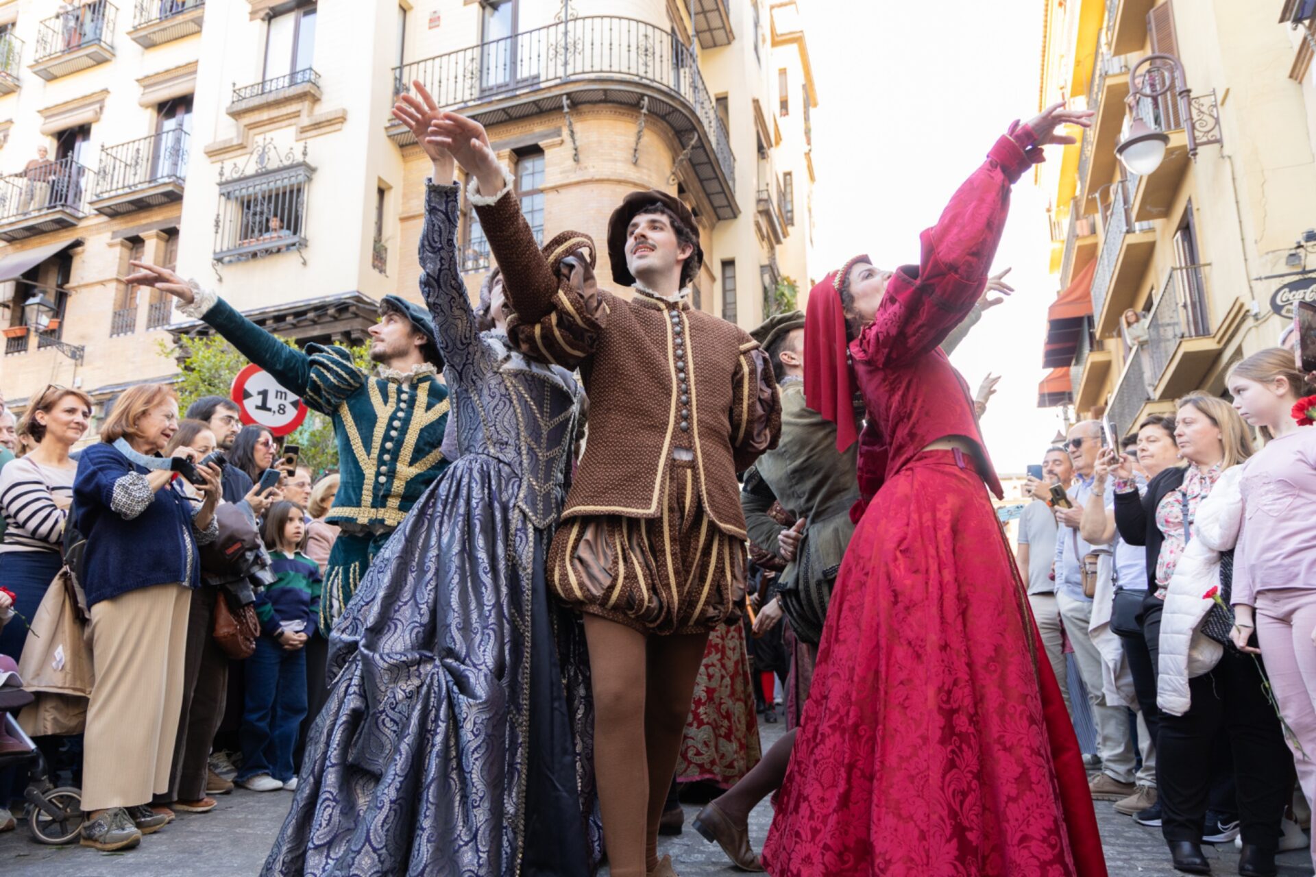 El Real Alcázar pone en marcha cinco talleres temáticos sobre música, farmacia, danza, gastronomía y moda en la época de Carlos V