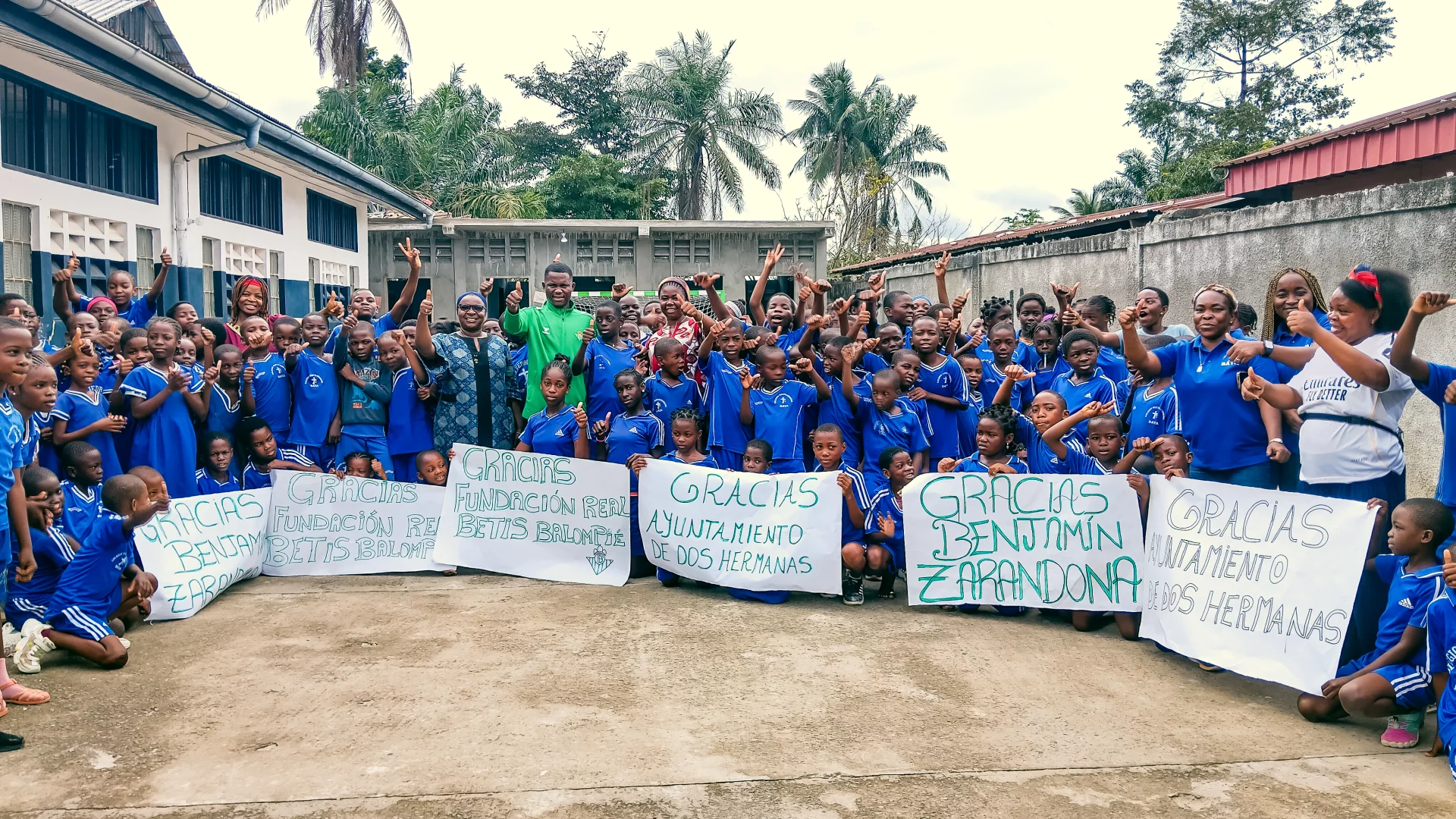 La Fundación Real Betis Balompié dona porterías a dos colegios de Guinea Ecuatorial para seguir haciendo Betis por el mundo