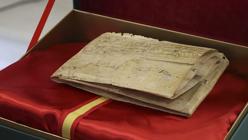 La Guardia Civil entrega a la Parroquia de El Viso del Alcor una bula papal del siglo XVI desaparecida hace décadas
