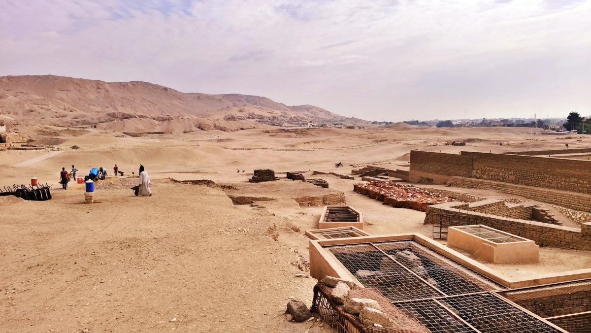 La US inicia la 19ª campaña de excavación y musealización en el templo de Tutmosis III en Lúxor
