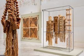El CAAC recupera la obra de Chonín Navarro, pionera del arte textil andaluz, con la exposición ‘Tejer el vacío’