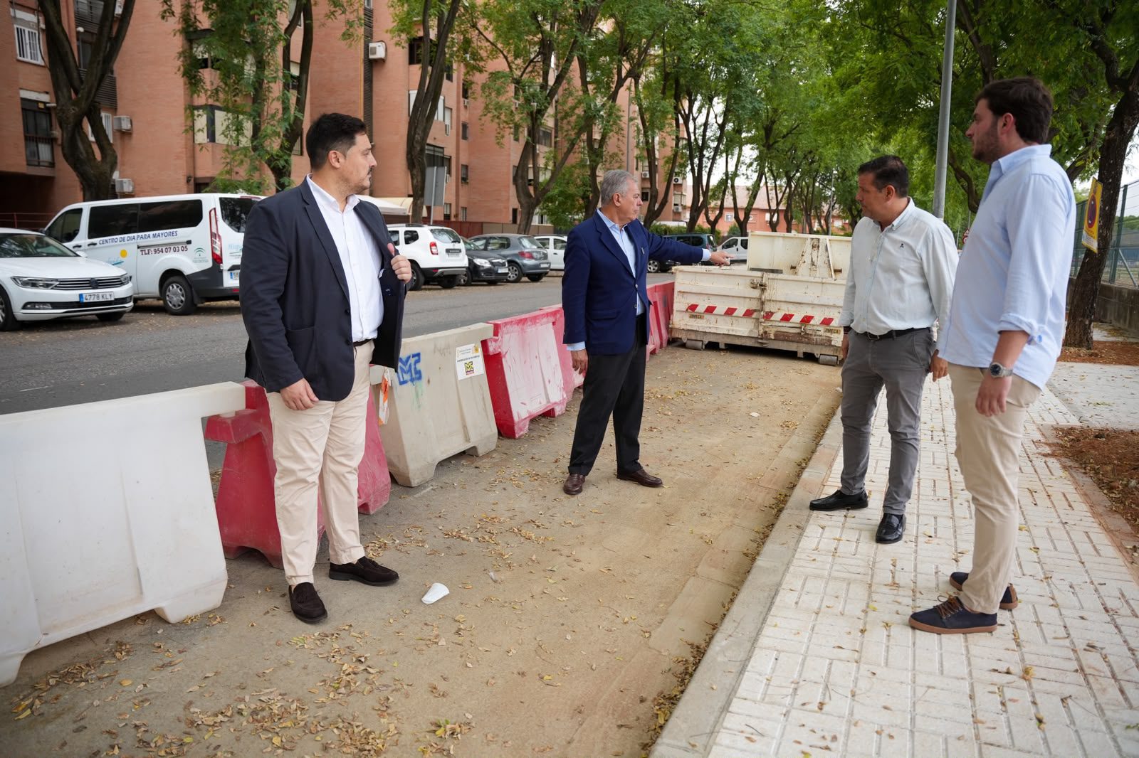 El alcalde de Sevilla, José Luis Sanz, visita las obras de la calle Flora Tristán