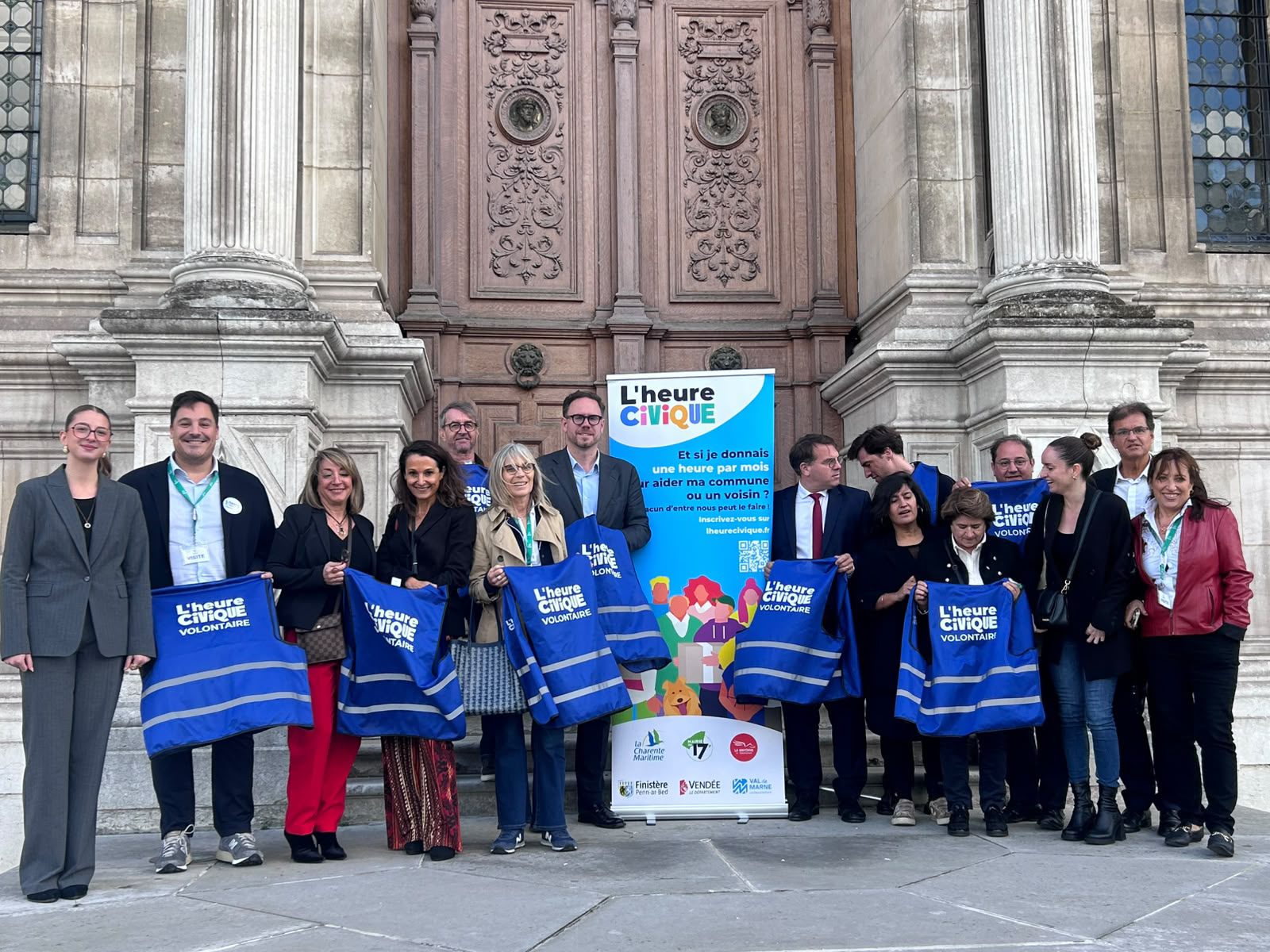 Sevilla proyecta su modelo de voluntariado y participación en París y de su Pride en Magdeburgo