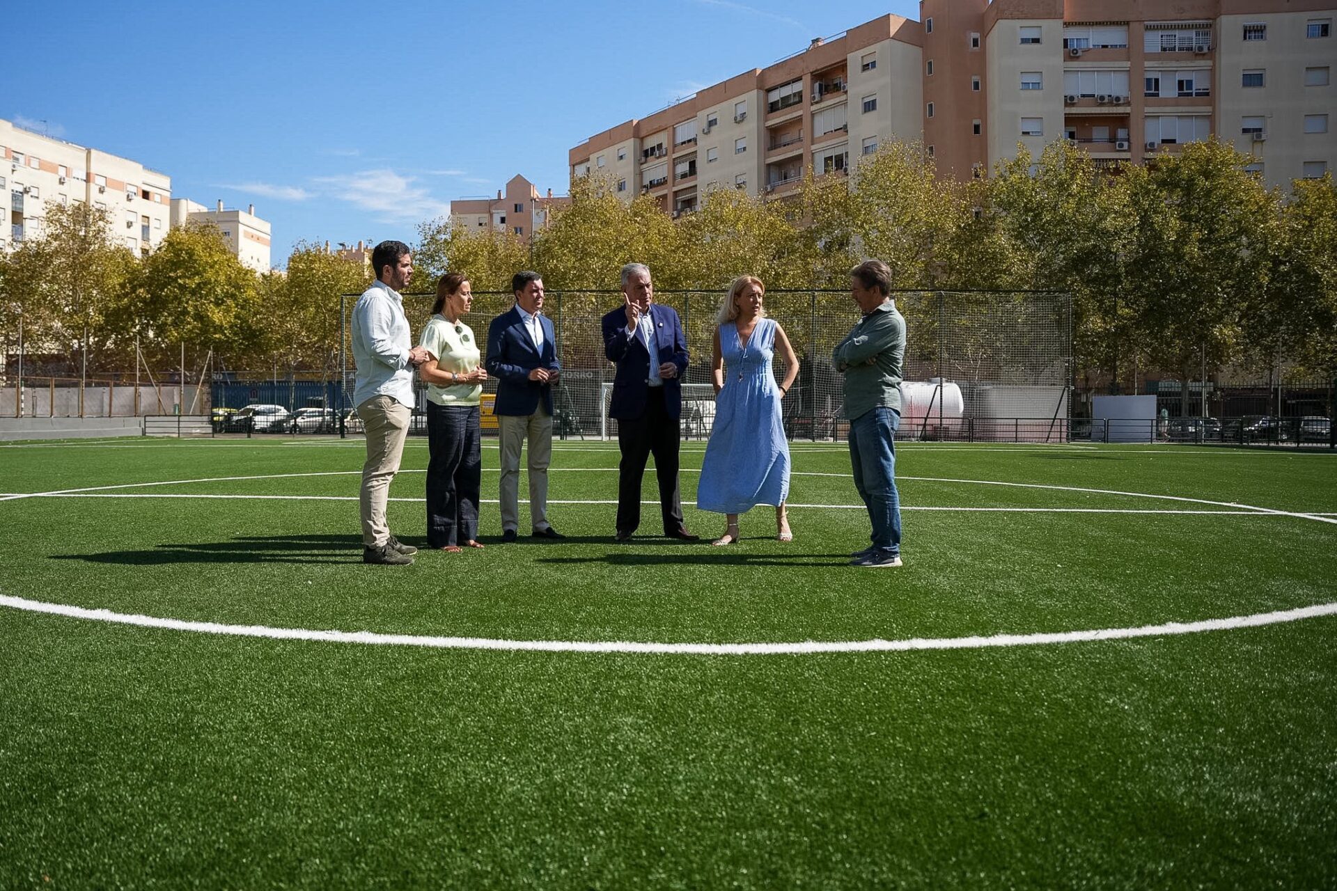 El alcalde, José Luis Sanz, supervisa la finalización del nuevo campo de césped artificial en el Centro Deportivo Las Almenas