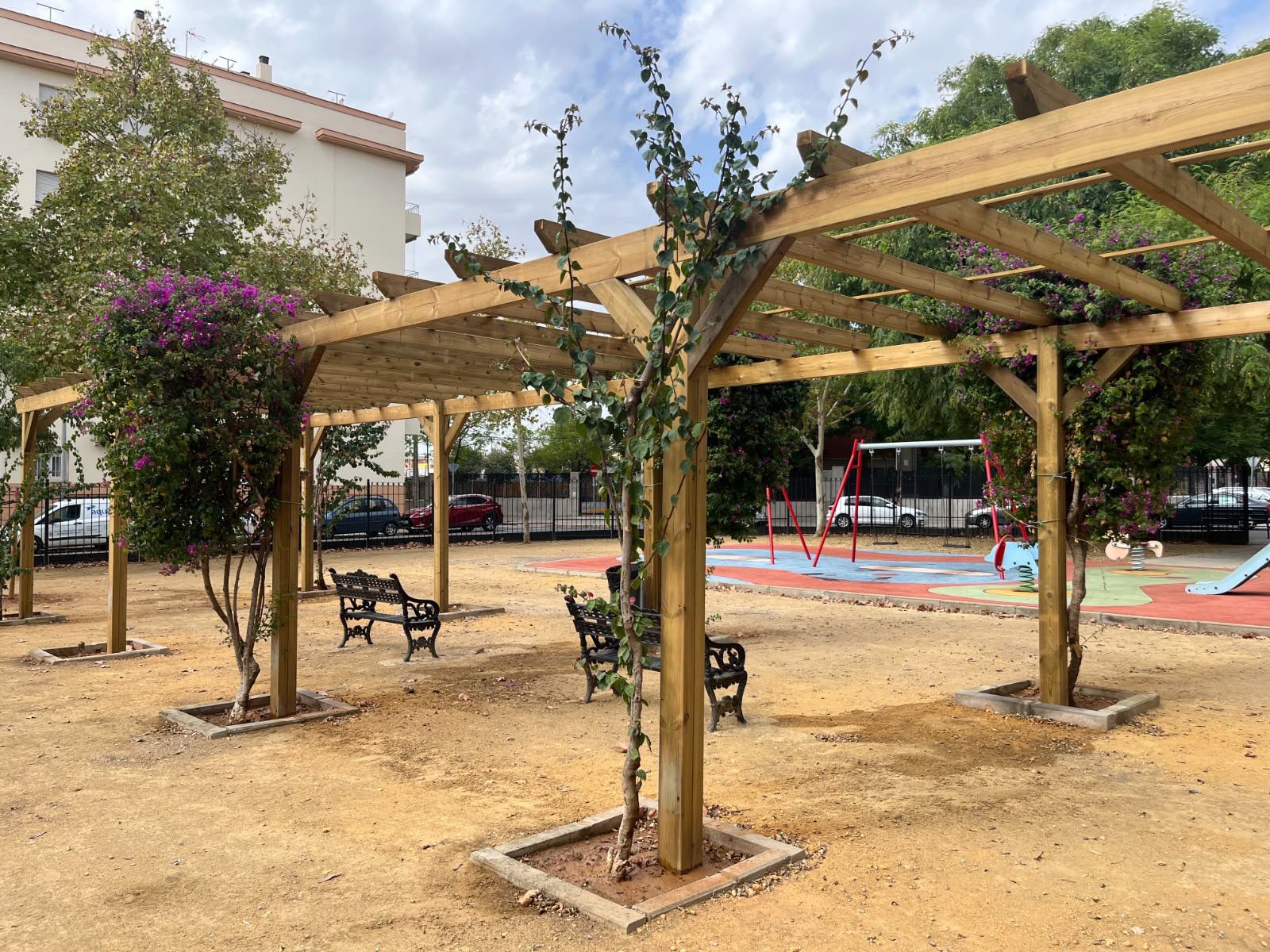El Ayuntamiento renueva la pérgola del Parque María Gómez Lobo y prepara nuevas mejoras en este espacio verde