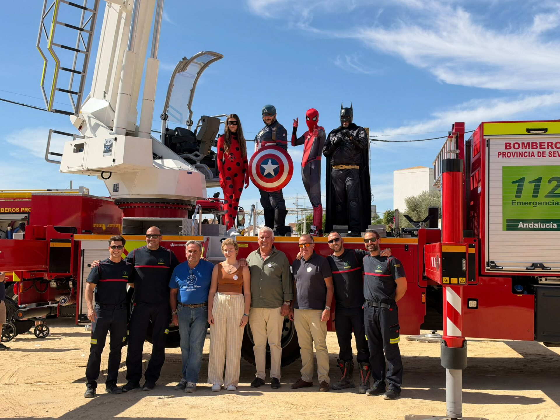 Bomberos del Consorcio Provincial se suman a la gran fiesta infantil solidaria en beneficio de Andex, organizada en Sanlúcar la Mayor