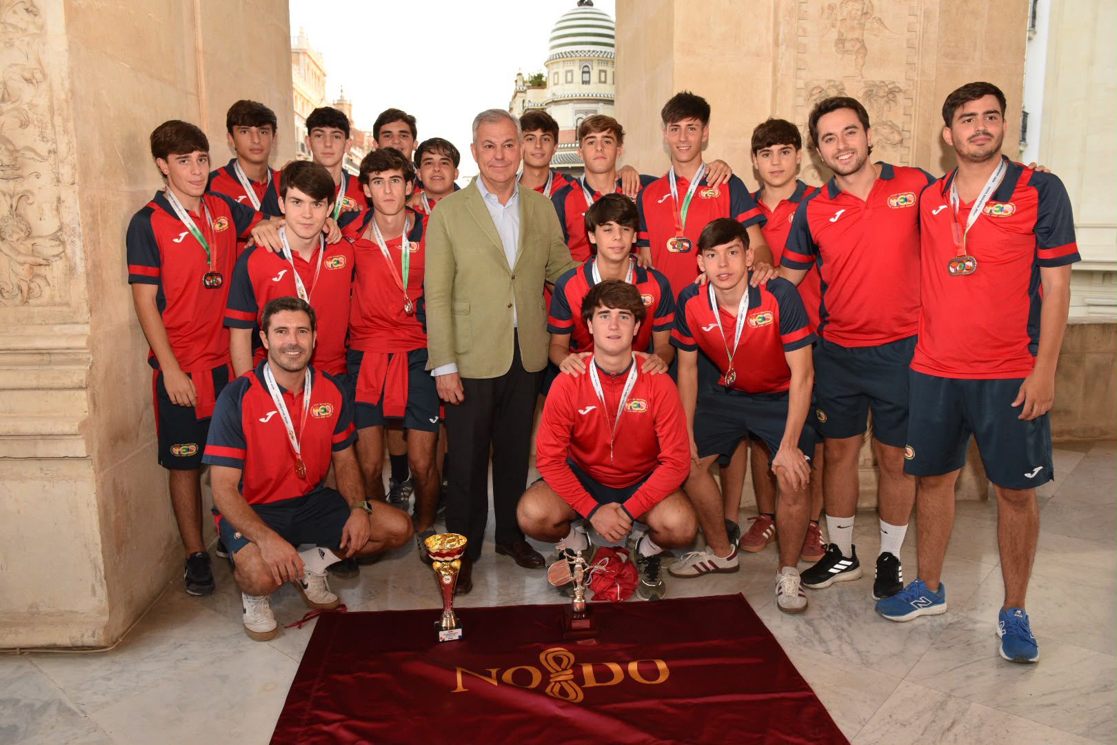José Luis Sanz recibe al equipo de Fútbol Sala del Colegio San Agustín, campeón internacional en los Juegos FISEC-FICEP