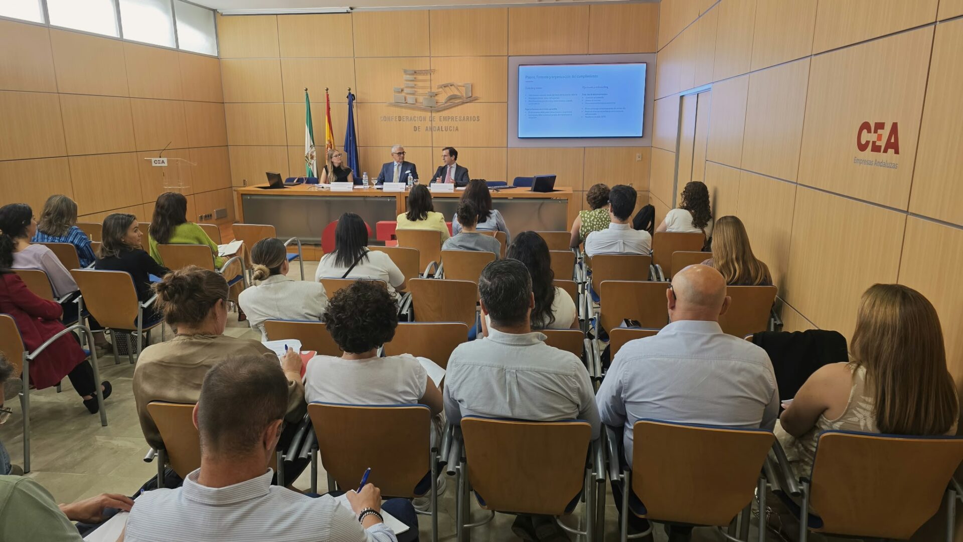 CEA reúne a responsables de Recursos Humanos para abordar los cambios normativos en contratación laboral e igualdad salarial – Confederación de Empresarios de Andalucía