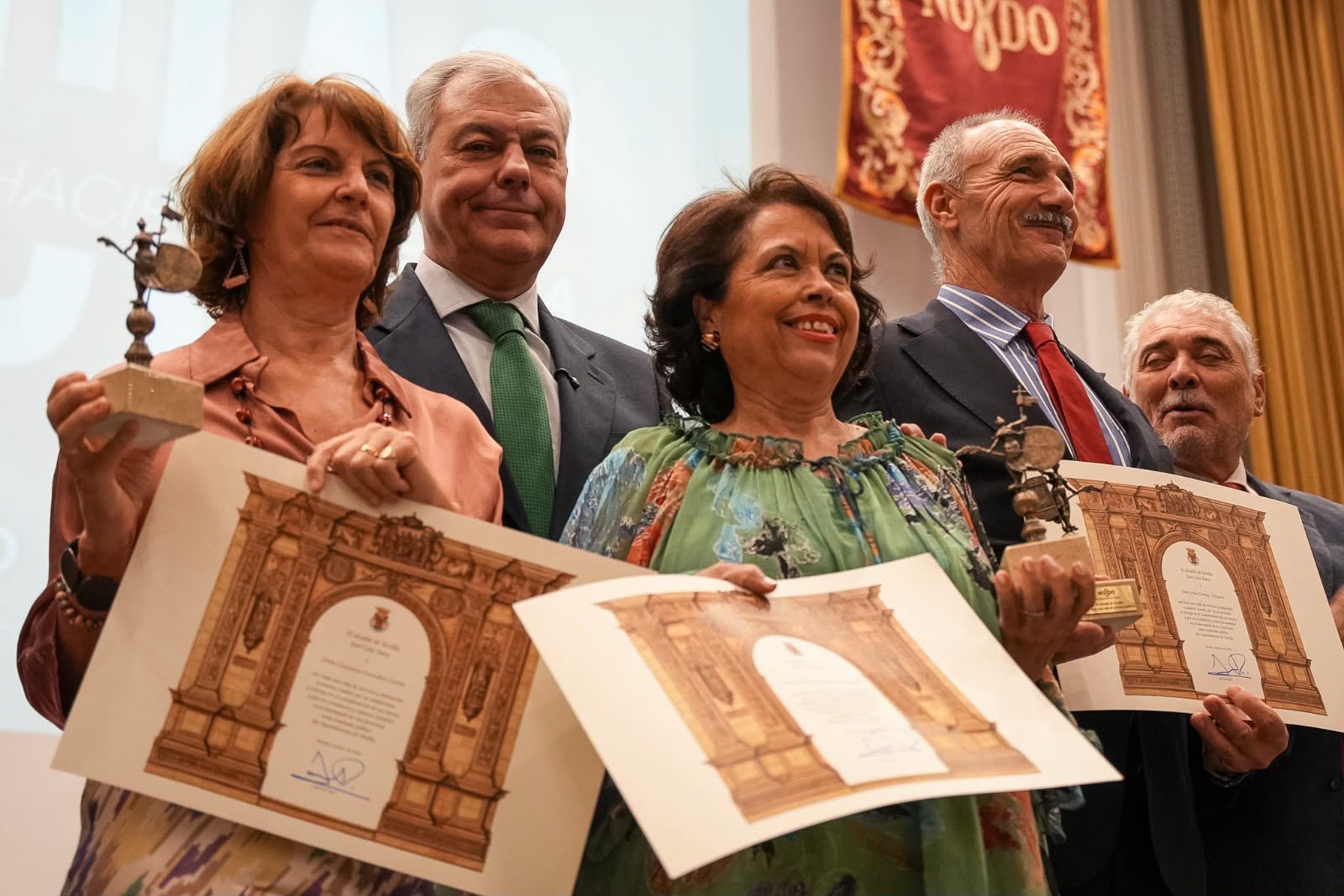 El Ayuntamiento de Sevilla rinde homenaje a 200 empleados públicos jubilados en 2025