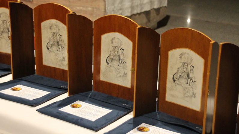 Seis capillas peregrinas de la Virgen del Buen Aire invitan a orar por las vocaciones en los hogares sevillanos