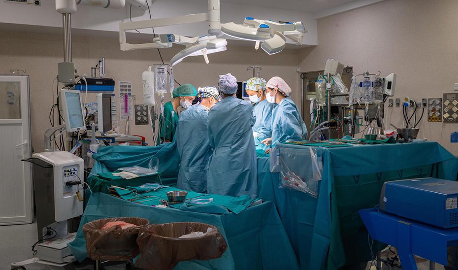 Extirpan a una paciente un tumor cardíaco de más de 11 centímetros en el Regional de Málaga