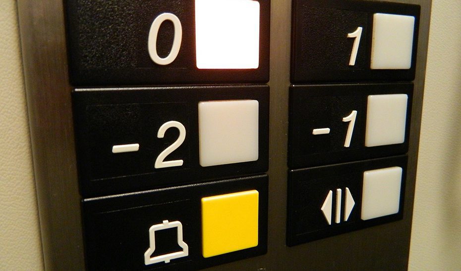 Una fallecida y cinco heridos tras desplomarse un ascensor en una residencia de mayores de Vélez-Málaga