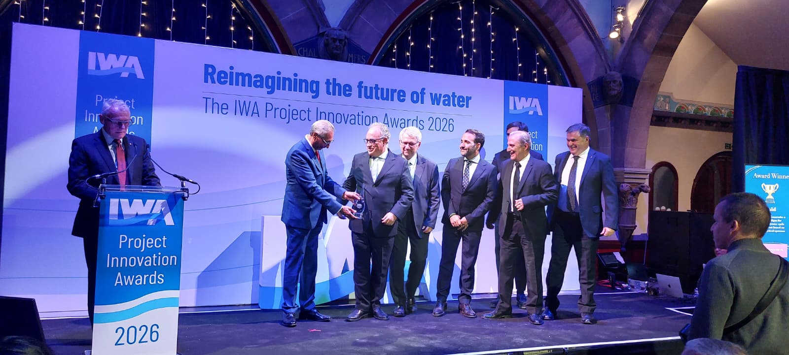 La Asociación Internacional del Agua premia a Emasesa en Glasgow por su gestión inteligente del agua a través del proyecto ‘El Embalse Digital’, una infraestructura digital que anticipa averías y optimiza la red para 1,4 millones de habitantes