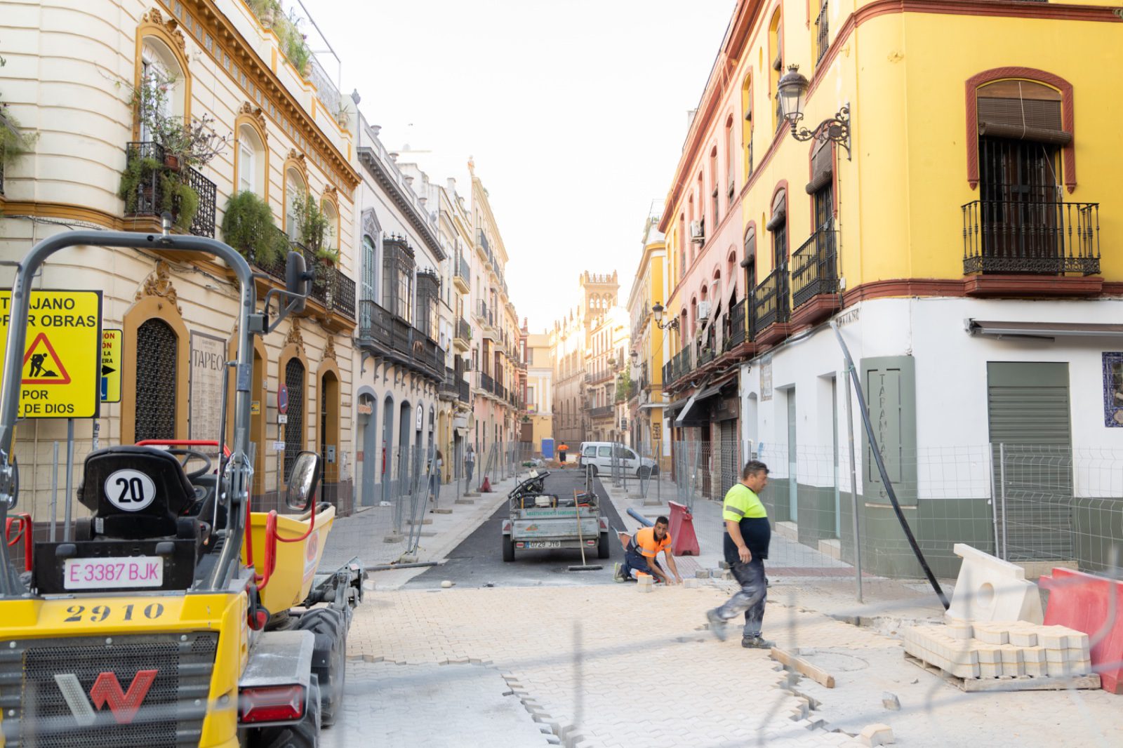 Emasesa avanza en las obras de renovación de las redes de la calle Trajano y abrirá al tráfico el primer tramo el 19 de octubre