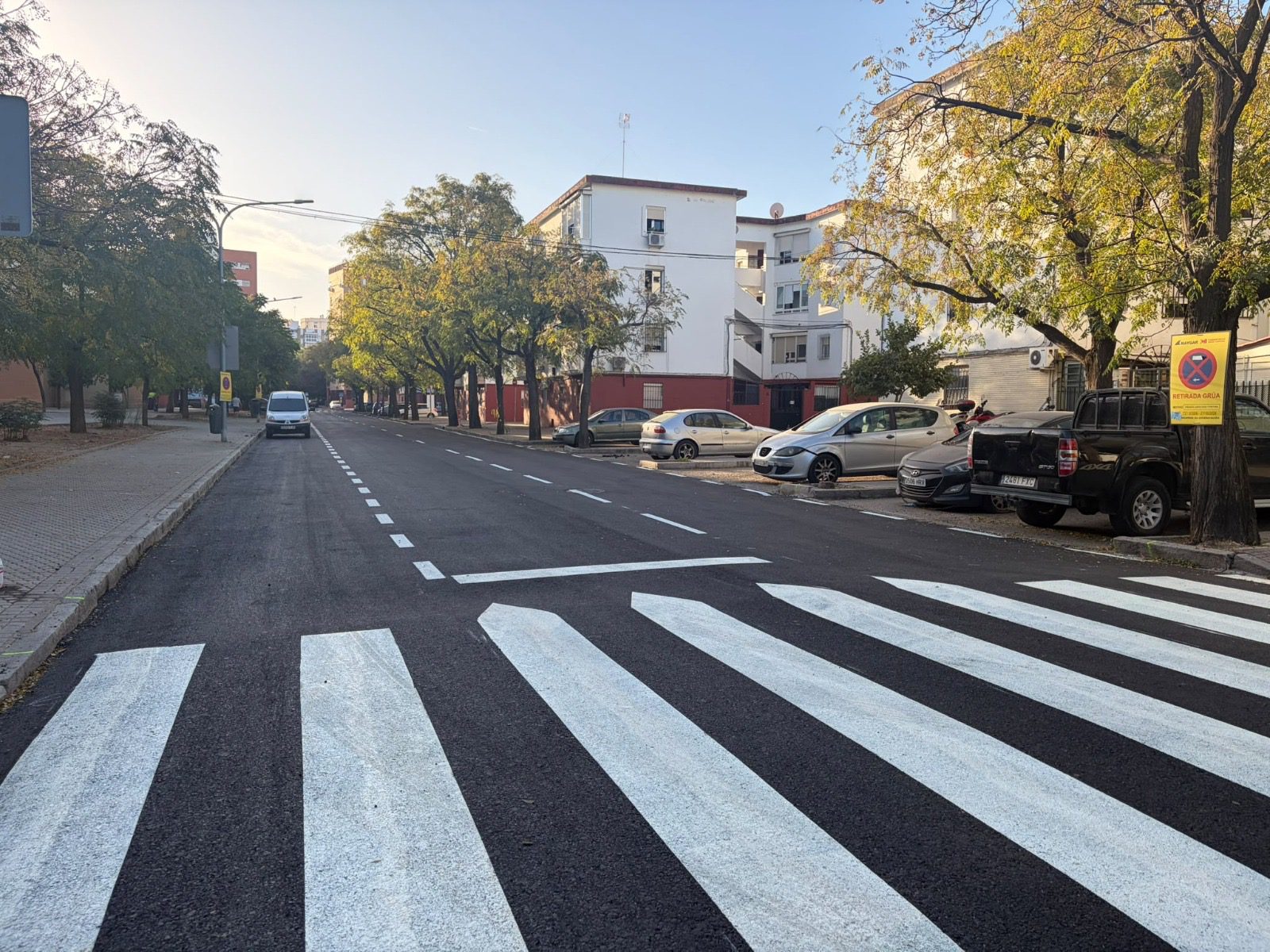 El Ayuntamiento reasfalta Sierra Vicaria, una de las principales vías de entrada y salida al barrio del Tiro de Línea