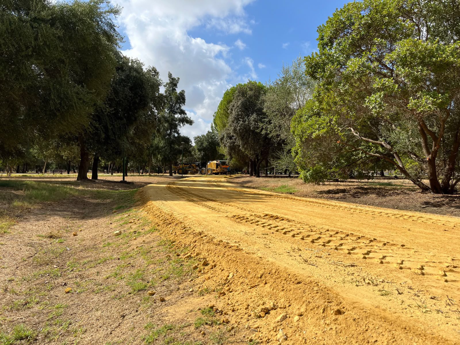 El Ayuntamiento repara los caminos de albero del Parque de los Bermejales