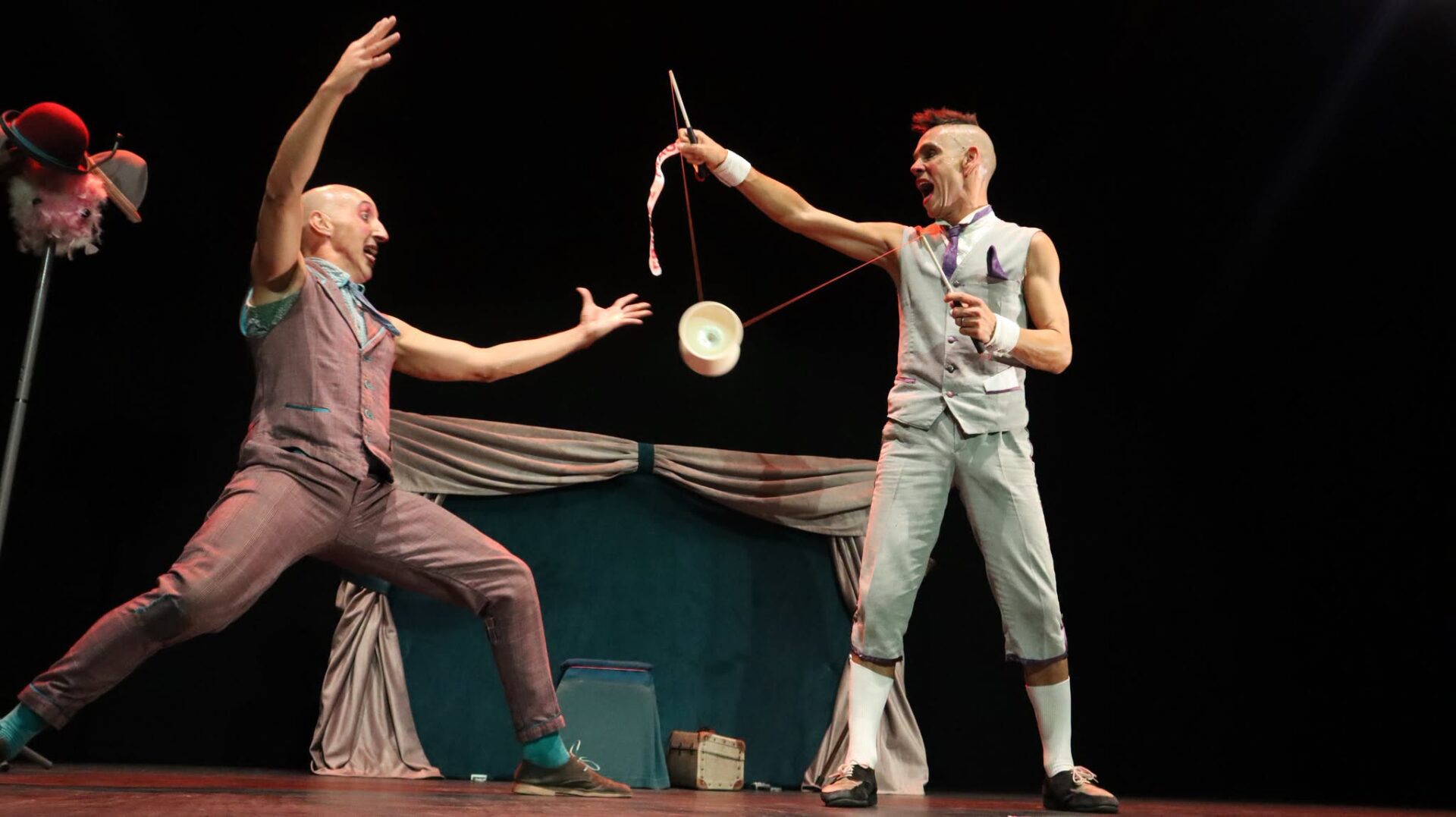 Palomares del Río disfruta de una velada de circo, humor y teatro gestual con la tercera edición de Cirktober