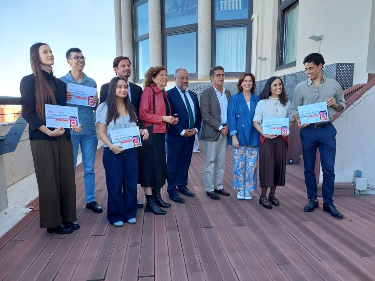 La investigadora de la US Rocío del Carmen Bueno recoge el Premio Hilo Tesis