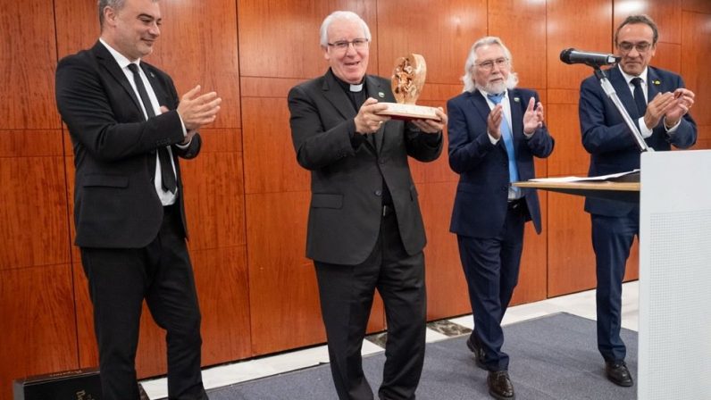 La comunidad andaluza de Tarrasa homenajea a monseñor Saiz Meneses