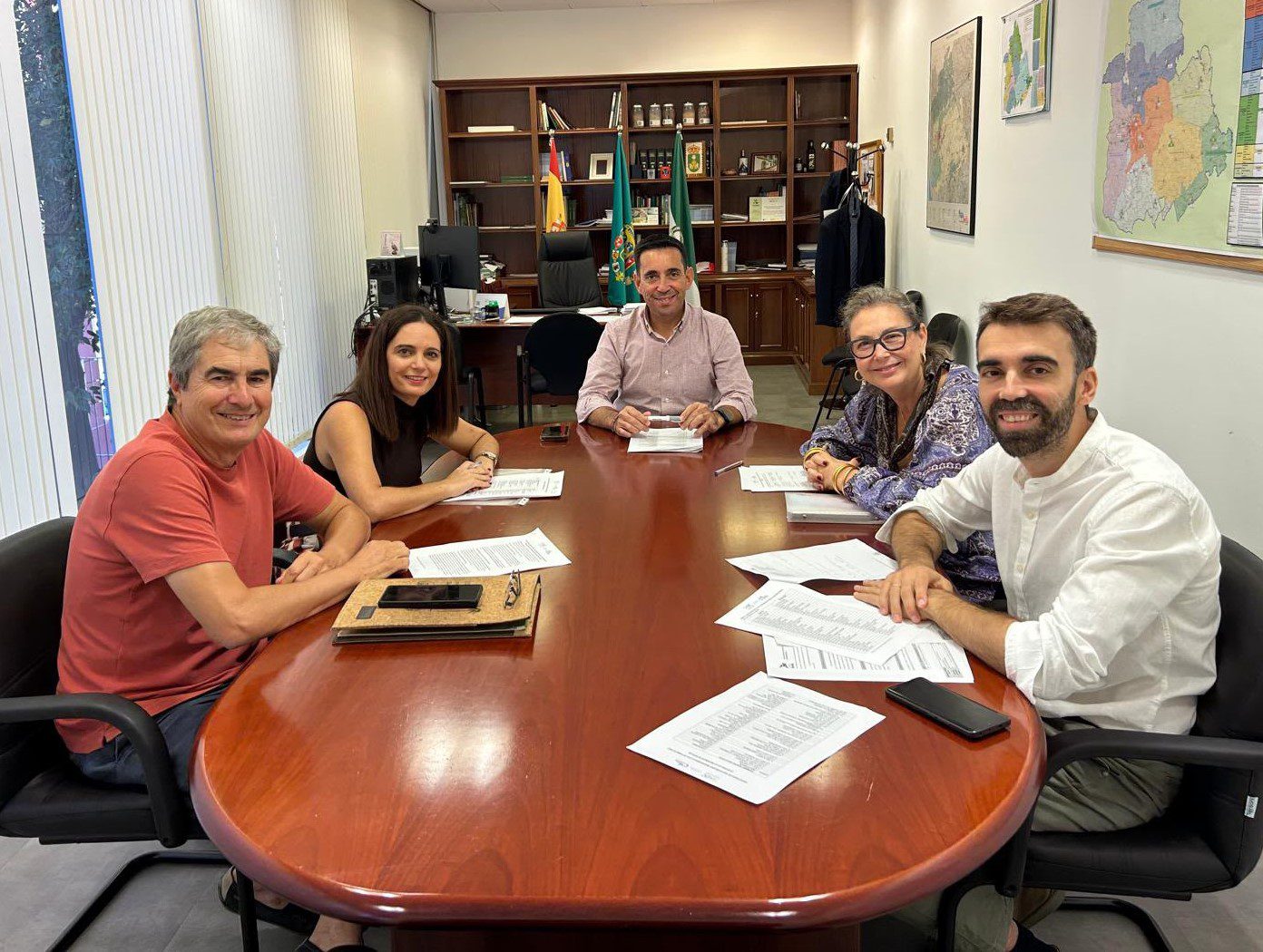 La Diputación de Sevilla y los responsables de la Feria de la Ciencia estudian cómo ampliar la participación de centros educativos de la provincia en la edición de 2027