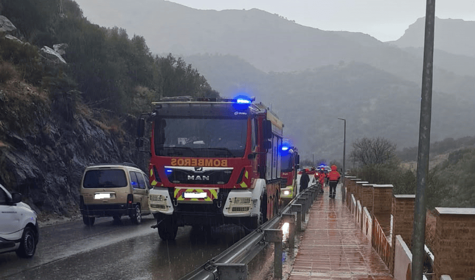 Un fallecido y tres heridos tras desprenderse una roca y caer sobre un vehículo en Benaoján