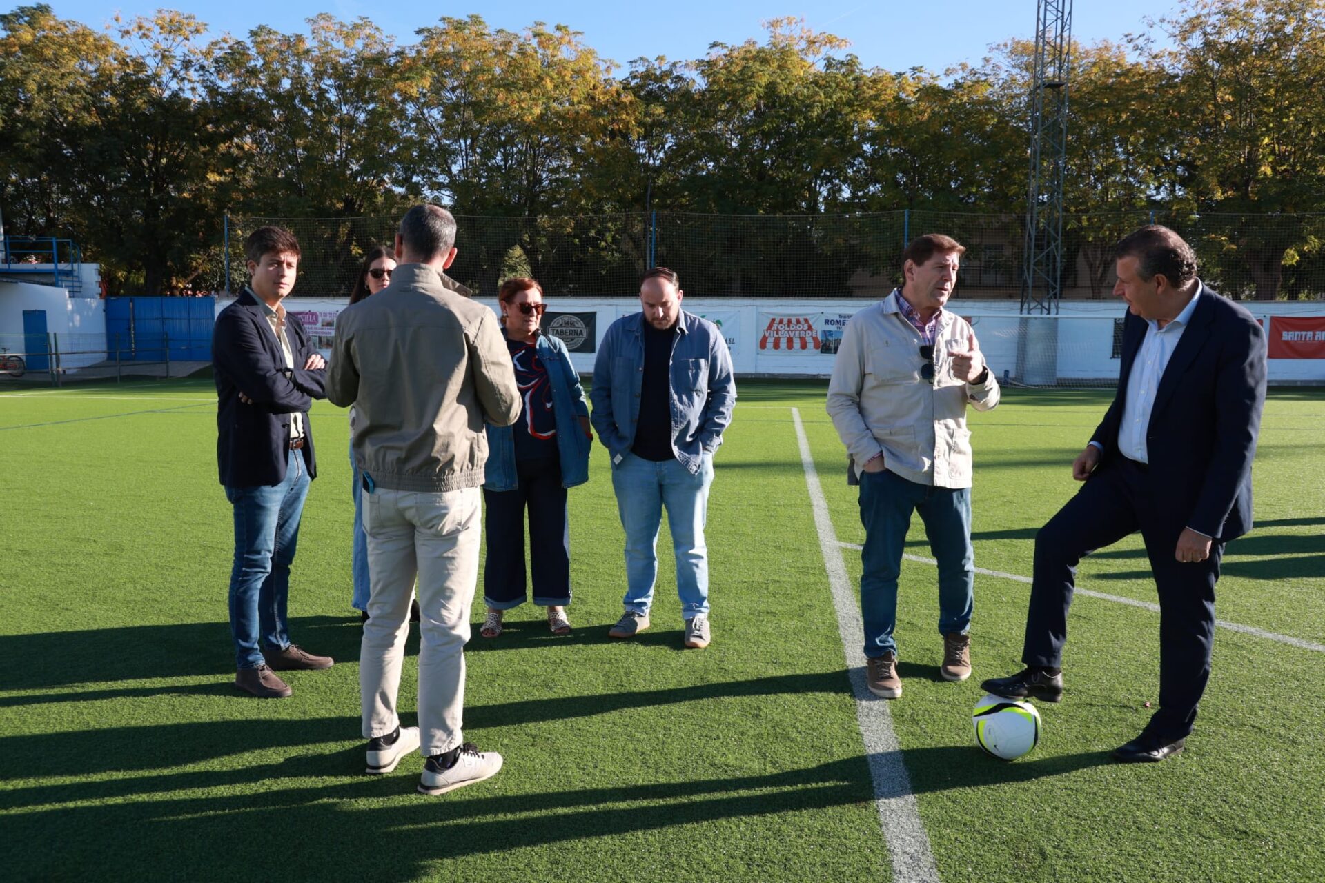 Javier Fernández y el alcalde certican en el campo de fútbol 11 de Villaverde del Río las bondades de su nuevo césped artificial, primero en Andalucía sin microplásticos ni necesidad de riego