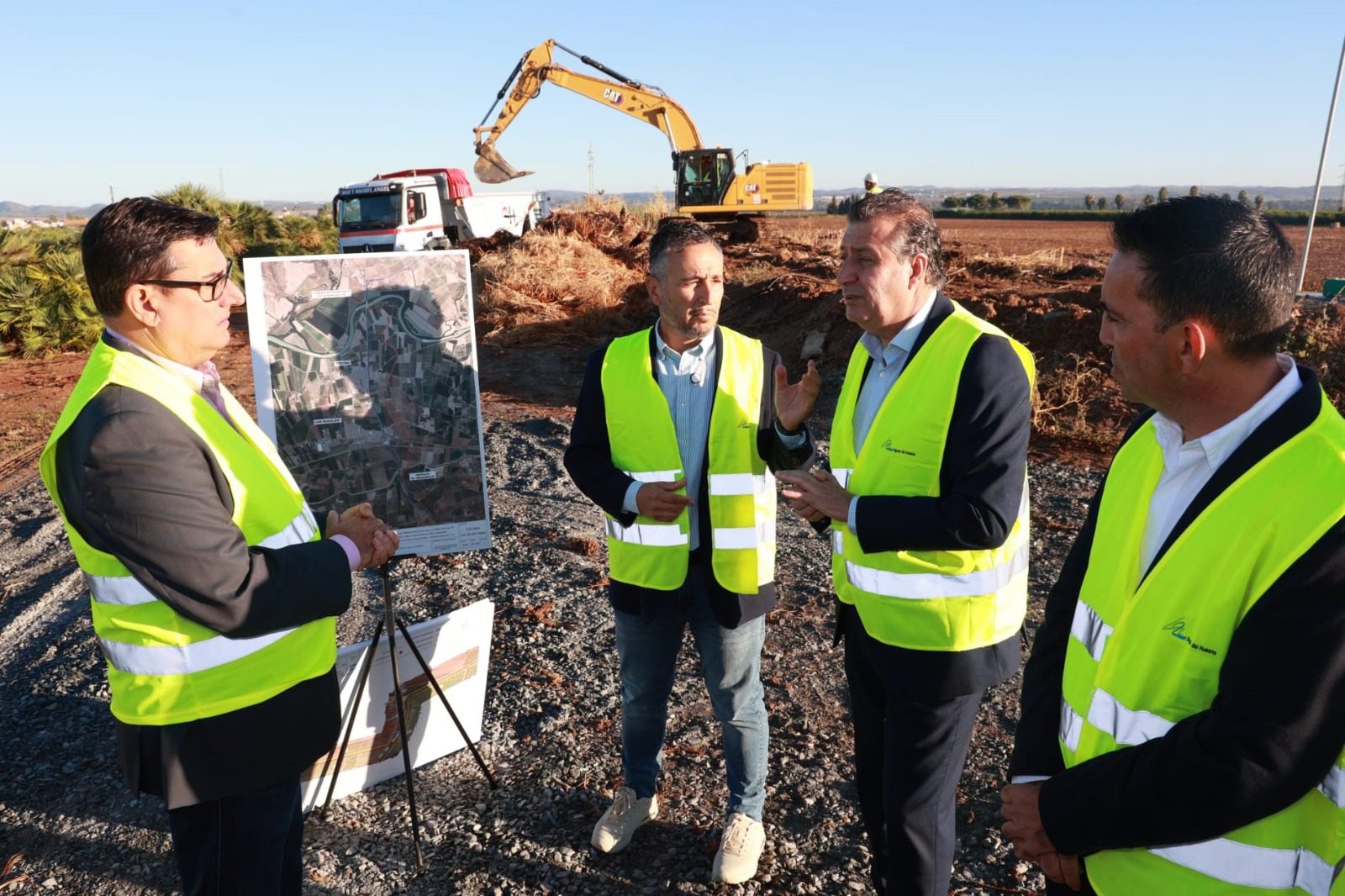 El presidente de la Diputación visita las obras de renovación de la red en alta del Huesna a su paso por Tocina-Los Rosales