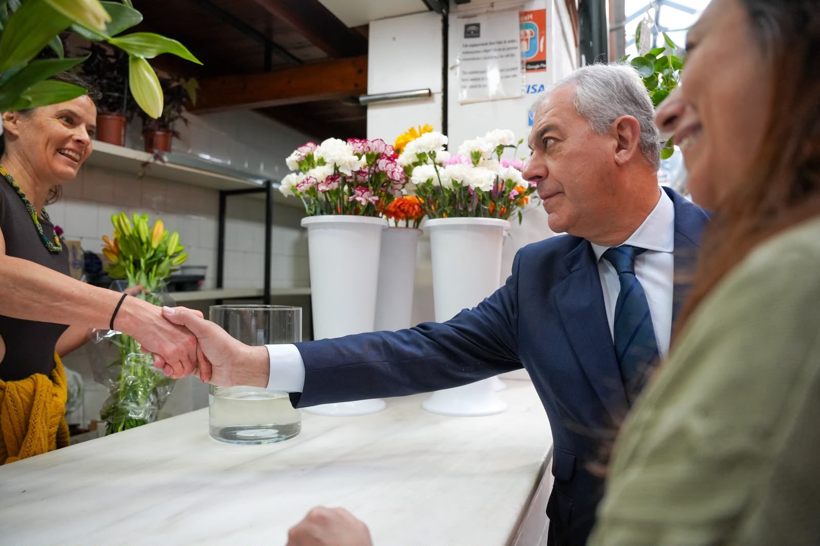 El alcalde visita el Mercado de la calle Feria tras su renovación integral con una inversión cercana al millón de euros