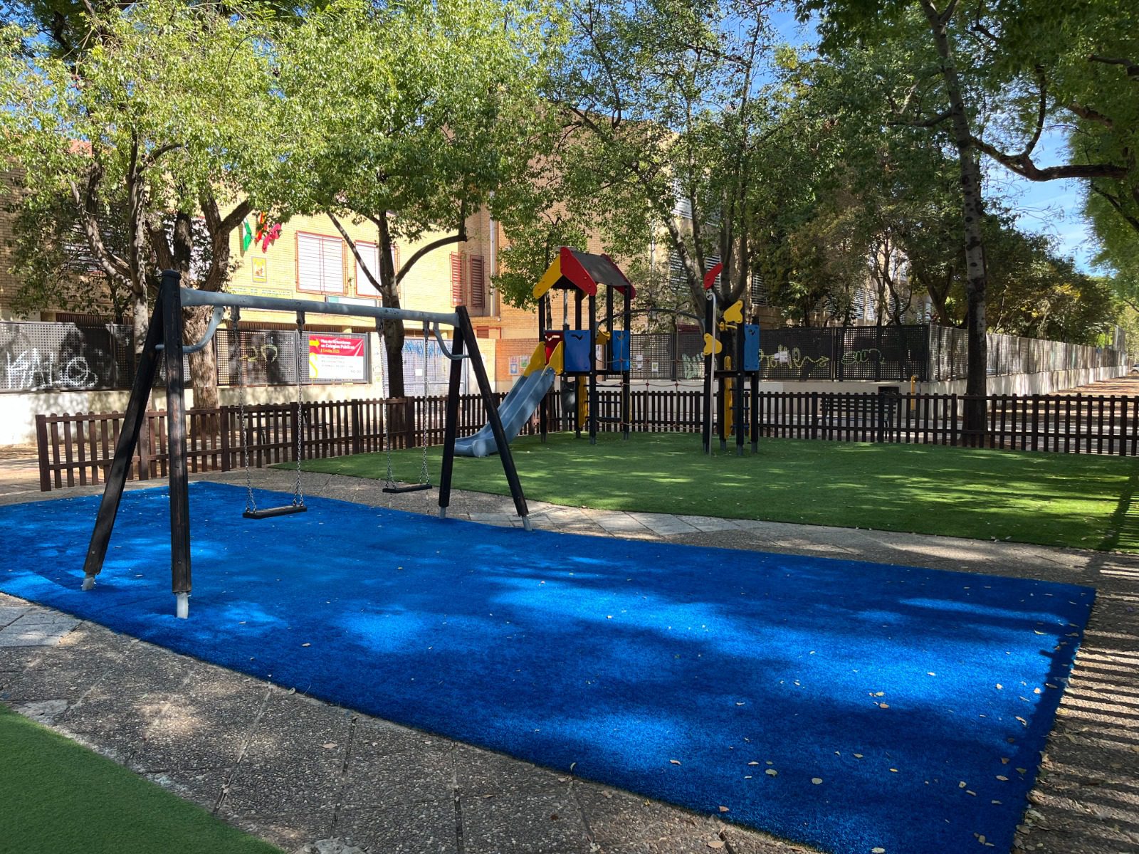 El Ayuntamiento amplía la zona de juegos infantiles de la Barriada de las Naciones con una inversión de más de 37.000 euros