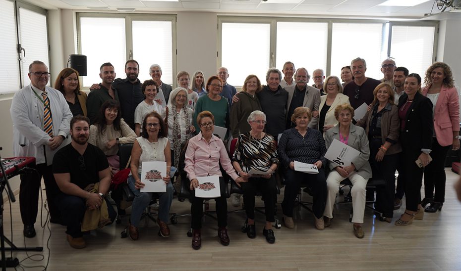 Música y salud se dan la mano en el Hospital Virgen de las Nieves con el ‘Coro de Rock y Memoria’