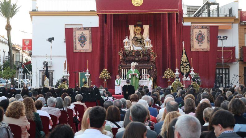 Paradas celebra el medio siglo de la primera salida procesional de la Hermandad del Santo Entierro