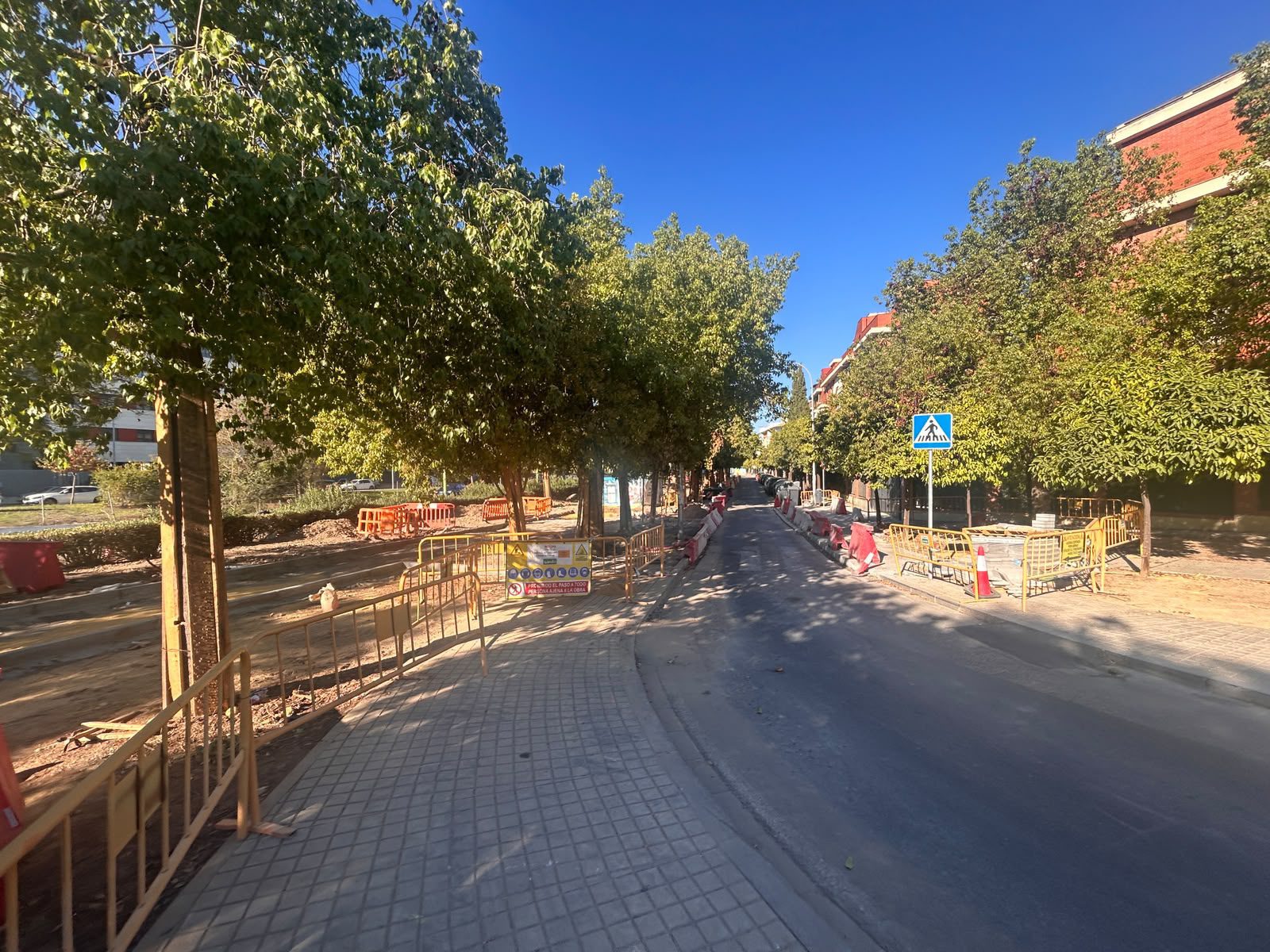 El Ayuntamiento reurbaniza la calle Castillo de las Aguzaderas para mejorar el acceso peatonal a la carretera de Su Eminencia