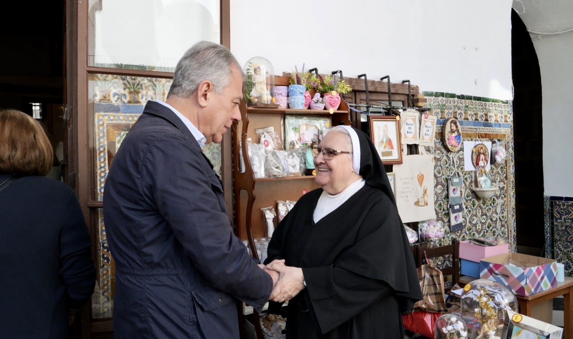 José Luis Sanz visita la exposición solidaria ‘De Corazón’, que reúne 300 obras para contribuir a la conservación del Convento de San Leandro