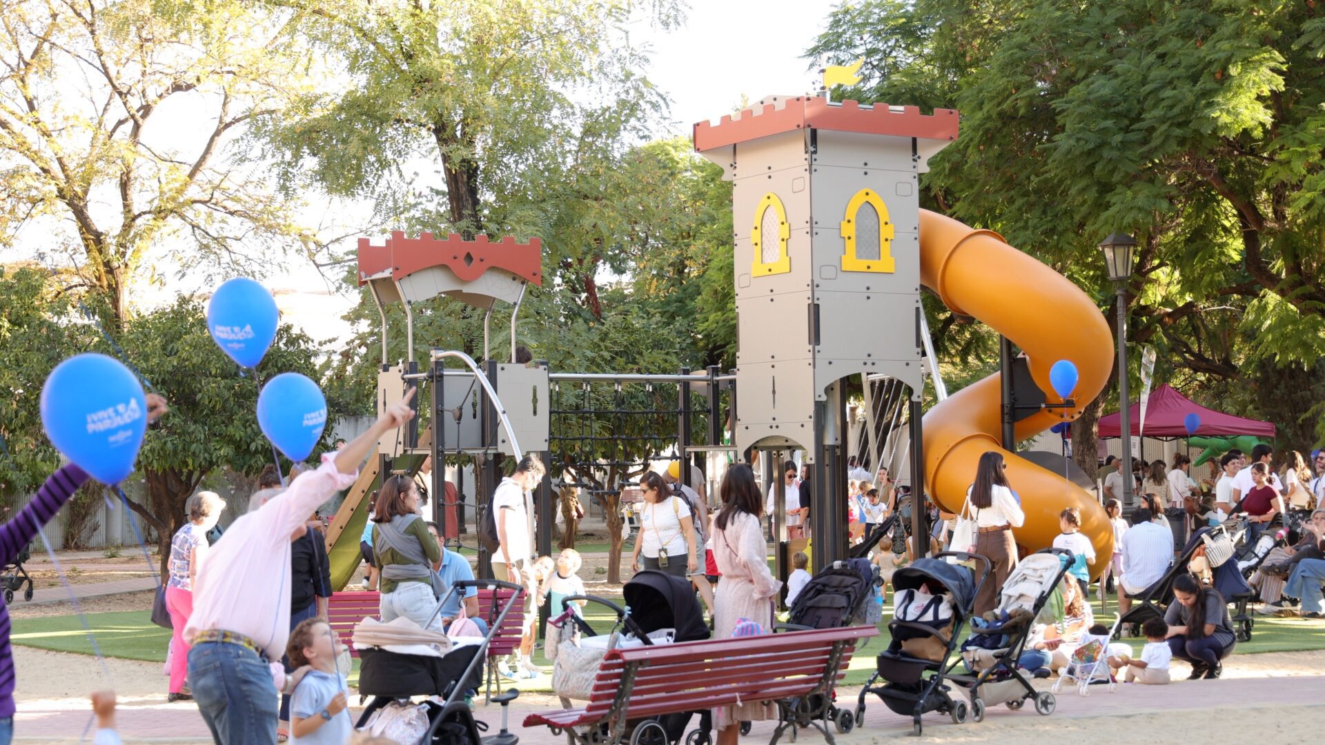 Sevilla cuenta con nuevo parque infantil en la Buhaira, que forma parte de los 11 millones invertidos por el Ayuntamiento en la renovación de estos espacios en la ciudad