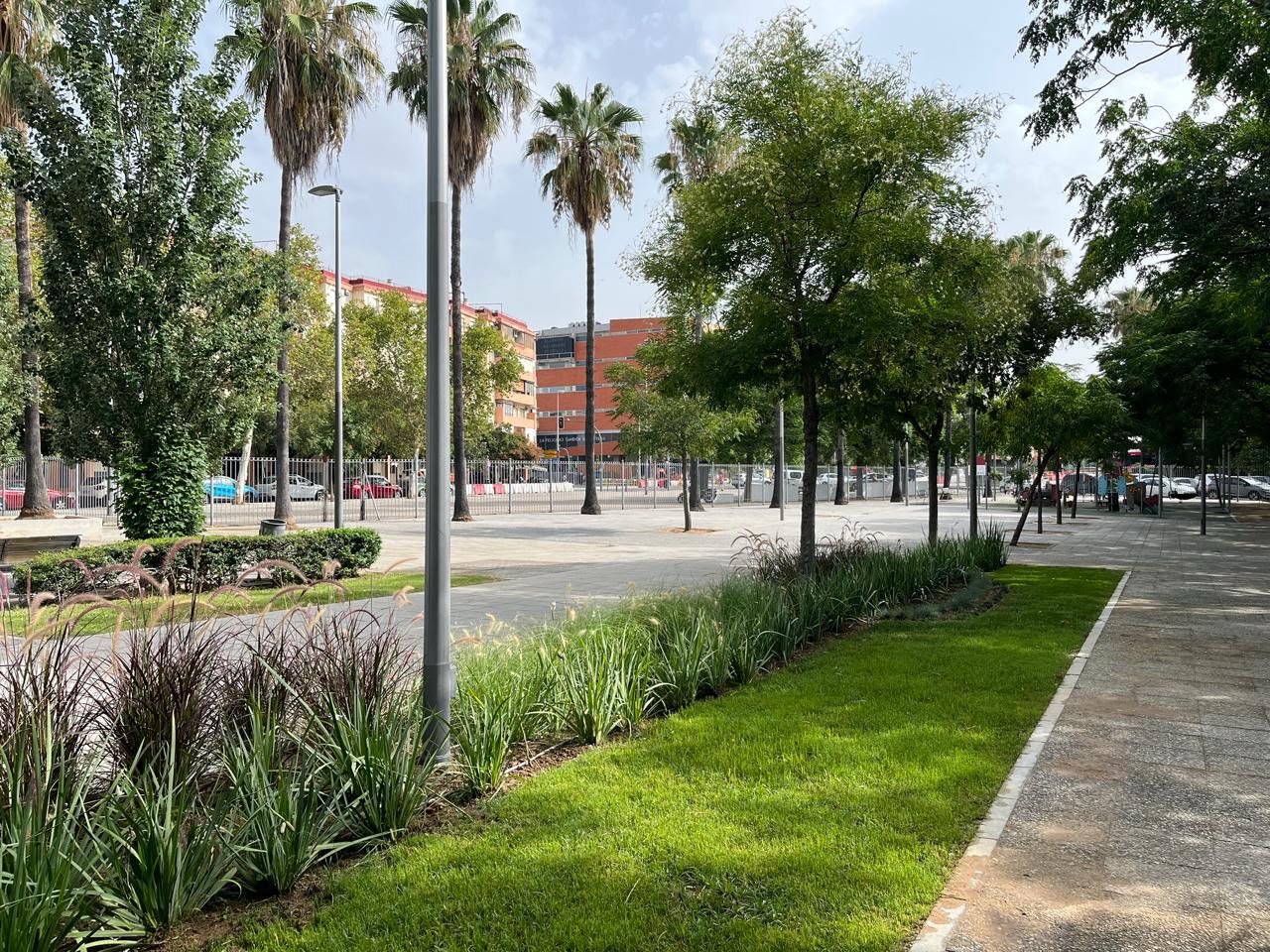 El Ayuntamiento crea nuevos espacios verdes en el Parque Ofelia Nieto de Nervión tras transformar zonas pavimentadas deterioradas