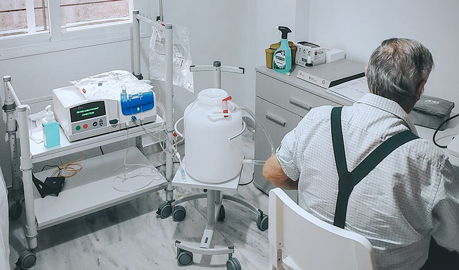 Los pacientes del Virgen del Rocío con diálisis peritoneal reciben atención renal domiciliaria