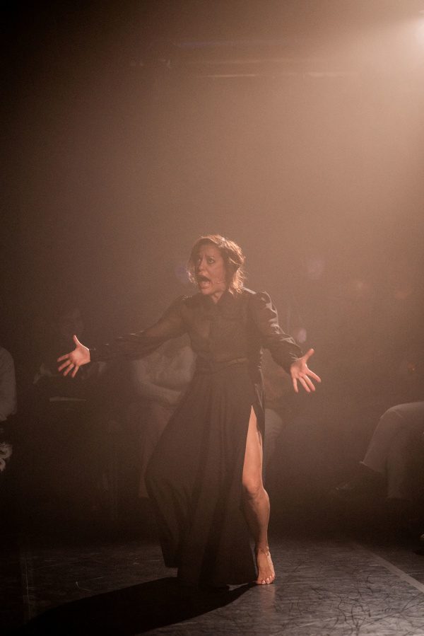 El programa Sur Escena se clausura en Huelva con ‘Hecatombe’, de María Castañeda