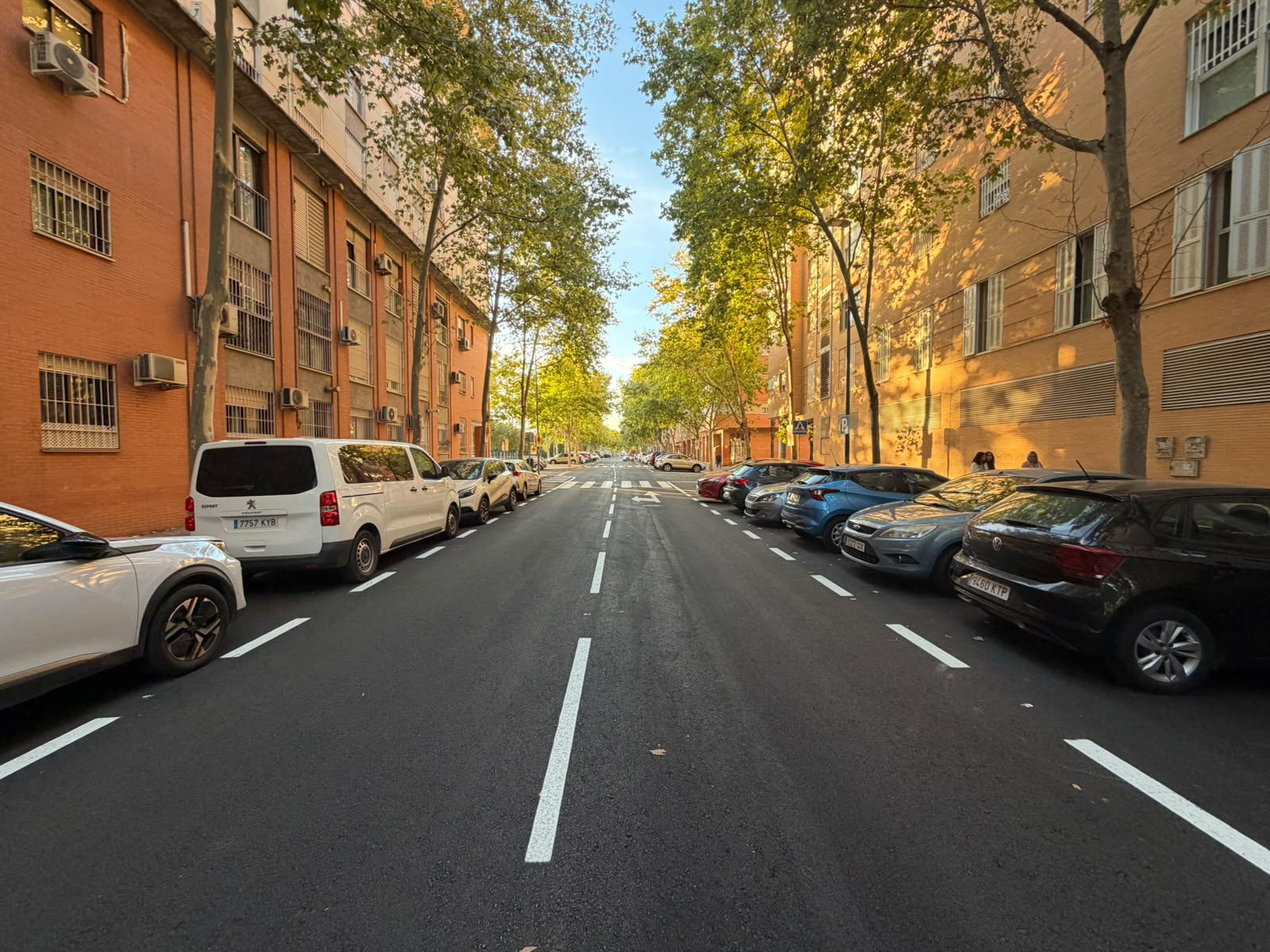 El Ayuntamiento avanza en su plan de asfaltado de la ciudad con la repavimentación de cuatro nuevas calles en Sevilla Este
