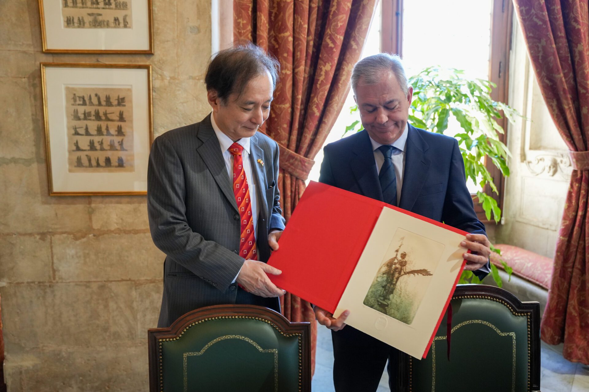El alcalde Sanz recibe en el Ayuntamiento al embajador de Japón en España, Hiroshi Yamauchi