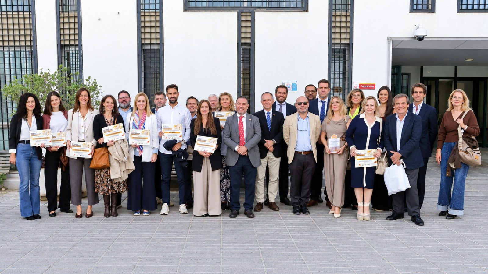 El CES de Andalucía recibe un reconocimiento de la Universidad de Sevilla por su colaboración en la formación universitaria  ,Síguenos en: