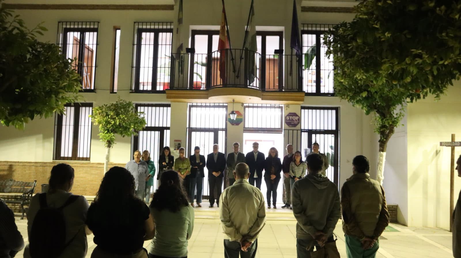 Un minuto de silencio, respeto y solidaridad en Palomares