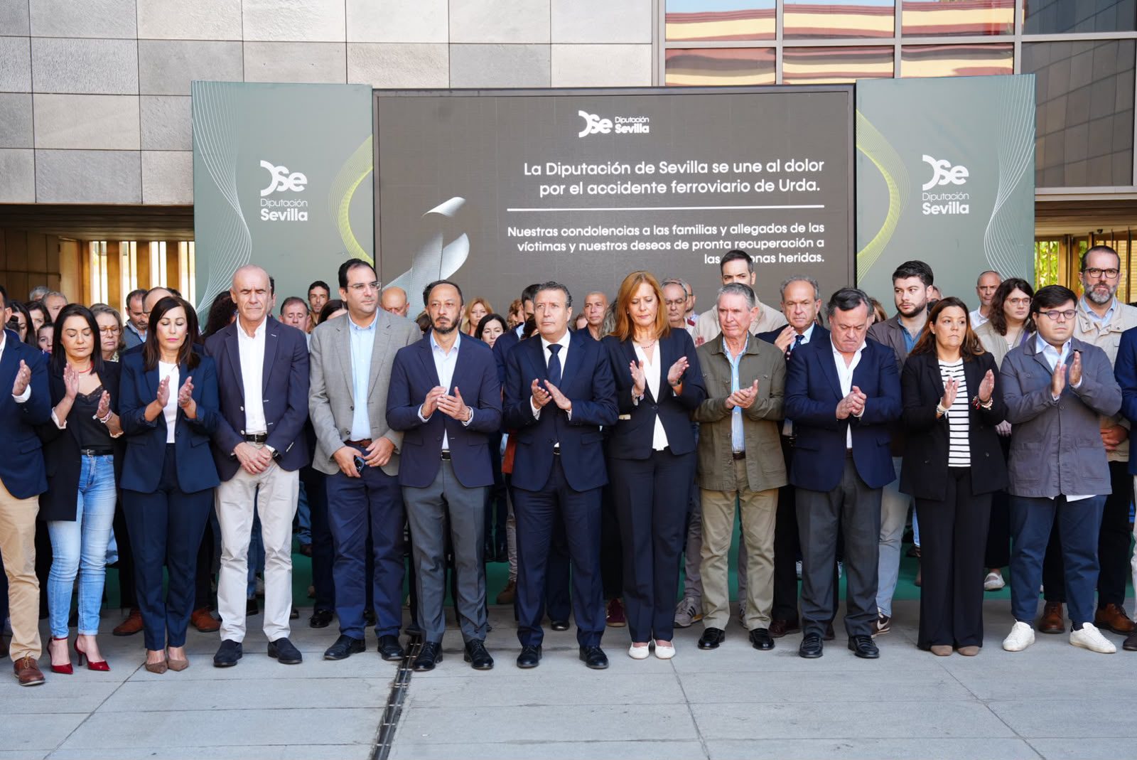 Minuto de silencio de la Diputación de Sevilla en memoria de las víctimas del accidente ferroviario de Urda